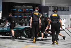 Valtteri Bottas, Mercedes-Benz F1 W08 and Pirelli engineers