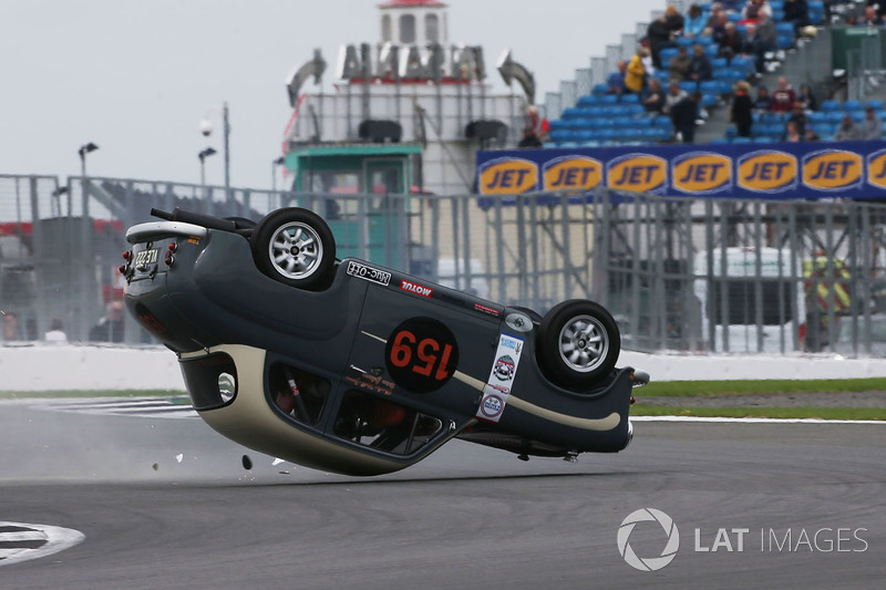 Авария: фронтмен группы AC/DC Брайан Джонсон, Austin A35