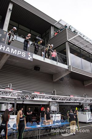 Lando Norris, Carlin Dallara F317 - Volkswagen sprays champagne to the people