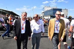 Chase Carey, Chief Executive Officer and Executive Chairman of the Formula One Group, Luca Colajanni, Formula One Senior Communications Officer and Sean Bratches, Formula One Managing Director, Commercial Operations on the grid