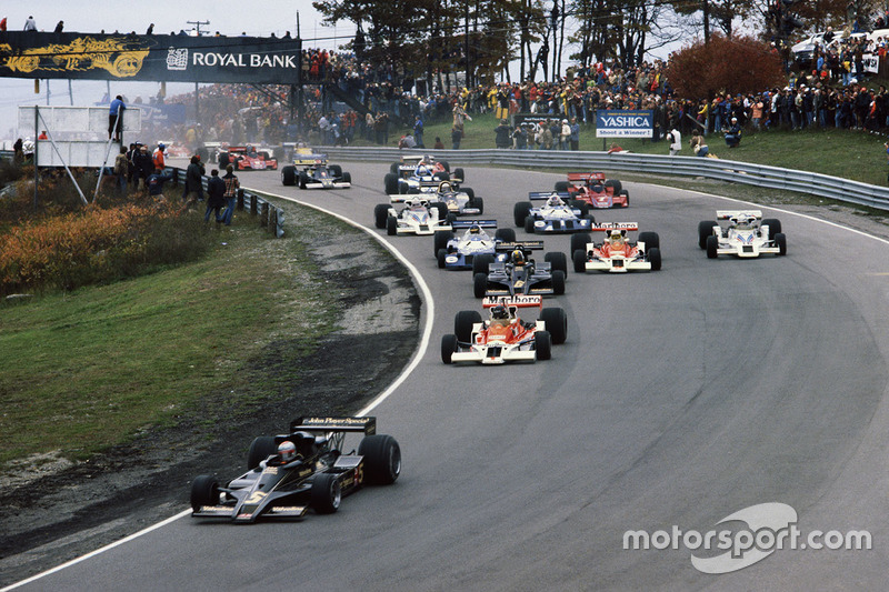 Mario Andretti Lotus 78 Ford precede James Hunt McLaren M26 Ford, Gunnar Nilsson Lotus 78 Ford, Joch