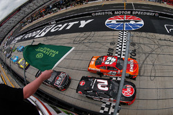 Start: Austin Dillon, Richard Childress Racing Chevrolet, Kyle Larson, Chip Ganassi Racing Chevrolet lead