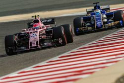 Esteban Ocon, Force India VJM10, devant Marcus Ericsson, Sauber C36