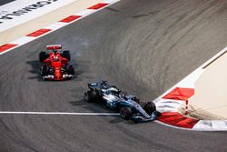 Valtteri Bottas, Mercedes F1 W08, Sebastian Vettel, Ferrari SF70H