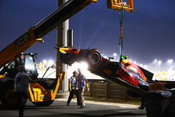 Marshals remove the crashed car of Max Verstappen, Red Bull Racing RB13