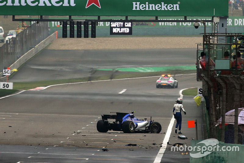 Com o carro ficando parado no meio da pista, a direção de prova acionou o Safety Car.