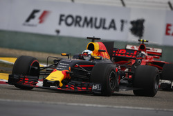 Daniel Ricciardo, Red Bull Racing RB13, leads Kimi Raikkonen, Ferrari SF70H