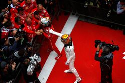 Lewis Hamilton, Mercedes AMG, et Sebastian Vettel, Ferrari, dans le parc fermé