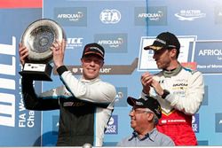 Podio: Thed Björk, Polestar Cyan Racing, Volvo S60 Polestar TC1 ed Esteban Guerrieri, Campos Racing,