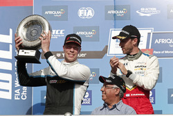 Podio: Thed Björk, Polestar Cyan Racing, Volvo S60 Polestar TC1 ed Esteban Guerrieri, Campos Racing,