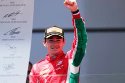 Podio: ganador de la carrera Charles Leclerc, PREMA Powerteam