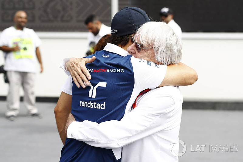 Bernie Ecclestone, Presidente emerito della Formula 1, saluta Felipe Massa, Williams, nel paddock