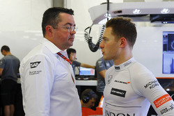 Eric Boullier, Racing Director, McLaren, parla con Stoffel Vandoorne, McLaren