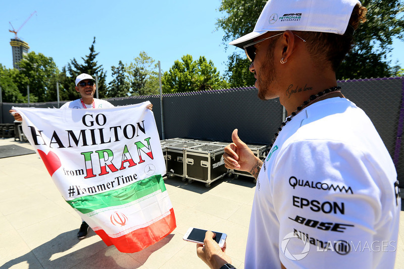 Fan, Flagge für Lewis Hamilton, Mercedes AMG F1