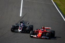 Kimi Raikkonen, Ferrari SF70H, en lutte avec Romain Grosjean, Haas F1 Team VF-17