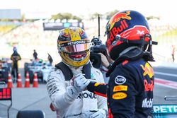 Lewis Hamilton, Mercedes AMG F1 met Max Verstappen, Red Bull Racing in parc ferme