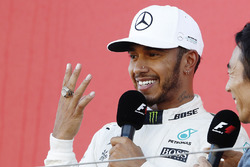 Lewis Hamilton, Mercedes AMG F1, essaie la bague de Takuma Sato, vainqueur des 500 Miles d'Indianapolis