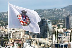 Flagge von Monaco im Hafen von Monte Carlo