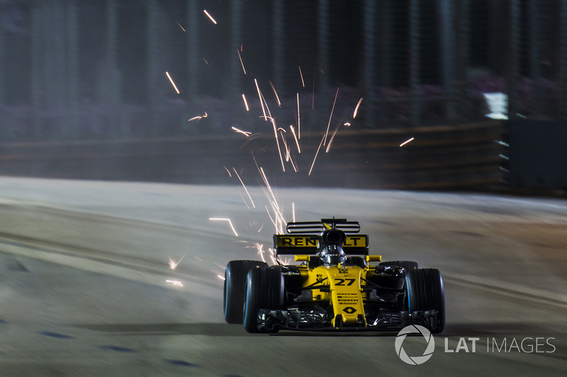 Nico Hulkenberg, Renault Sport F1 Team RS17, kicks up sparks