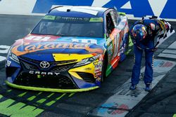 Race winner Kyle Busch, Joe Gibbs Racing Toyota