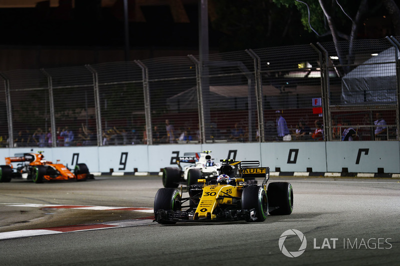 Jolyon Palmer, Renault Sport F1 Team RS17 leads Lance Stroll, Williams FW40 and Stoffel Vandoorne, M