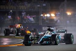 Lewis Hamilton, Mercedes AMG F1 W08, Daniel Ricciardo, Red Bull Racing RB13