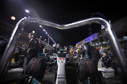 Команда Mercedes AMG F1 готовит к старту W08 Льюиса Хэмилтона