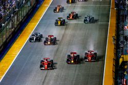 Sebastian Vettel, Ferrari SF70H, Max Verstappen, Red Bull Racing RB13, Kimi Raikkonen, Ferrari SF70H immediatamente prima del contatto