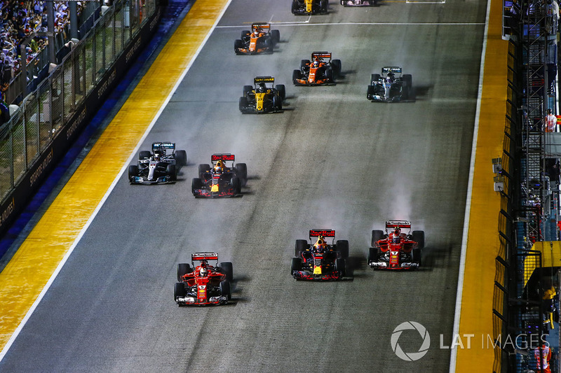 Sebastian Vettel, Ferrari SF70H, Max Verstappen, Red Bull Racing RB13, Kimi Raikkonen, Ferrari SF70H, immediately prior to contact