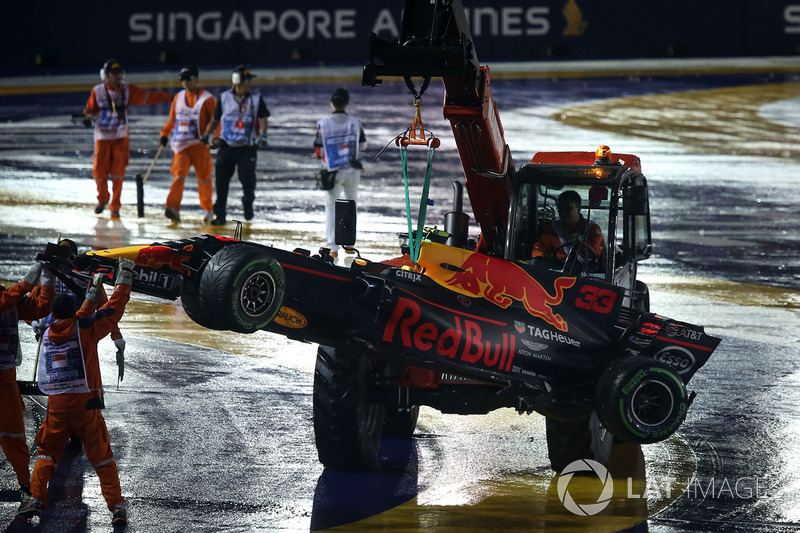 El coche de Max Verstappen, Red Bull Racing RB13, recogido por los comisarios