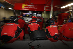 El Risi Competizione viendo monitores