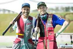 Valentino Rossi, Yamaha Factory Racing, mit Nasser Al-Attiyah, Rallye-Fahrer, beim Tontaubenschießen