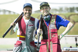 Valentino Rossi, Yamaha Factory Racing, mit Nasser Al-Attiyah, Rallye-Fahrer, beim Tontaubenschießen