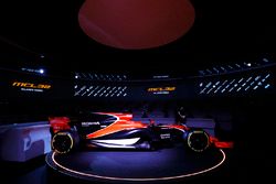 Zak Brown, Director Ejecutivo de McLaren Technology Group, habla con el presentador Simon Lazenby du