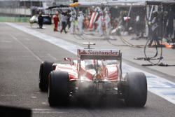 Кімі Райкконен, Ferrari SF16-H повертається до боксів після змушеного сходу після появи вогню в його