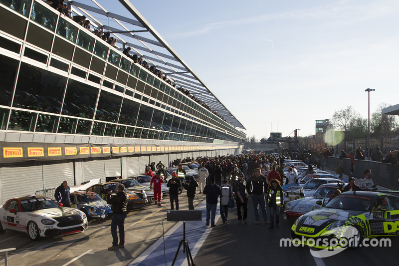 Coches de rally clásico en el pitlane