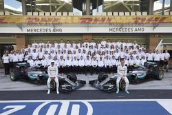 Lewis Hamilton, Mercedes AMG F1 and Nico Rosberg, Mercedes AMG F1 at a team photograph