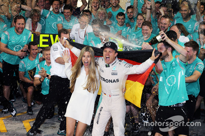 Нико Росберг, Mercedes AMG F1, с женой Вивиан Росберг и командой