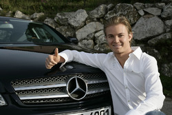 Nico Rosberg, firma con la Mercedes AMG F1 - Novembre 2009