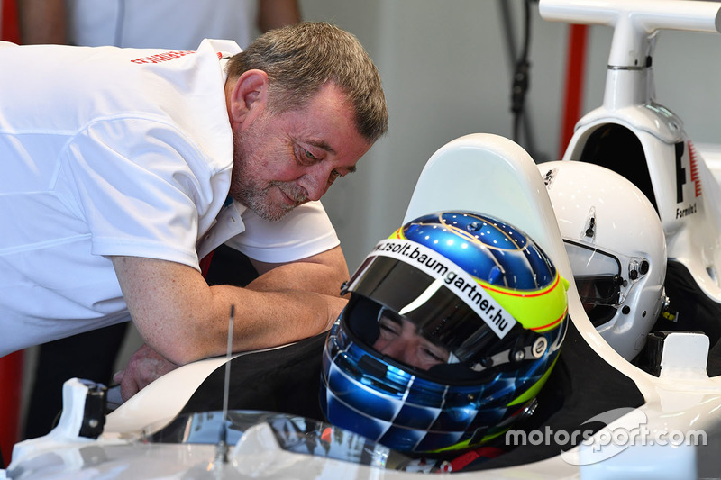 Пол Стоддарт и пилот F1 Experiences Жолт Баумгартнер