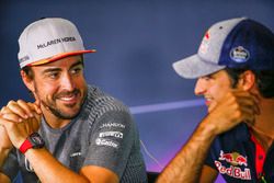 Fernando Alonso, McLaren, Carlos Sainz Jr., Scuderia Toro Rosso, in de persconferentie