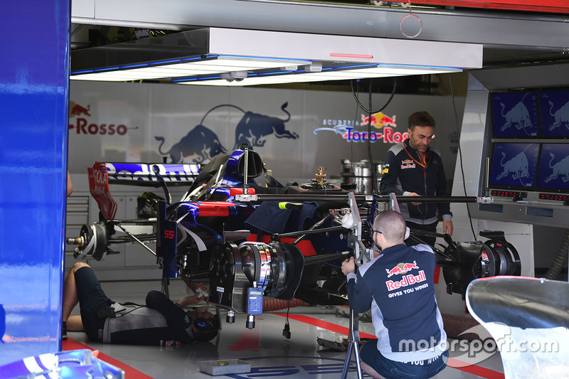 Scuderia Toro Rosso STR12 у боксах