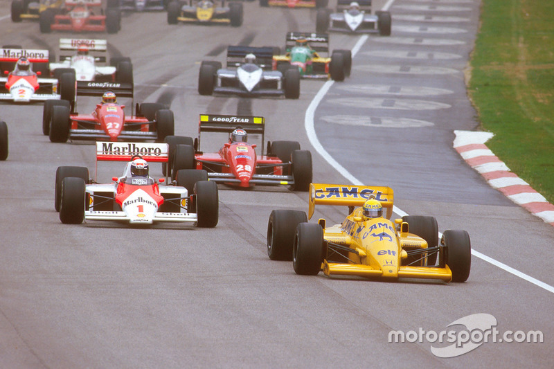 Ayrton Senna, Lotus 99T Honda, lidera a Alain Prost, McLaren MP4/3 TAG Porsche, y Gerhard Berger, Ferrari F187, at the start