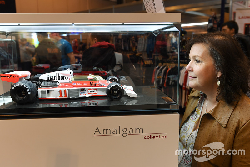 Un fan examine une miniature de la McLaren M23 de 1976 par Amalgam