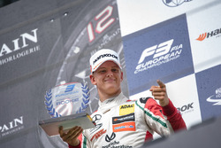 Podio Rookie: il secondo classificato Mick Schumacher, Prema Powerteam, Dallara F317 - Mercedes-Benz