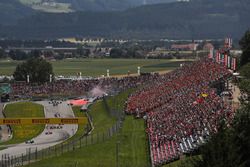 Valtteri Bottas, Mercedes AMG F1 F1 W08 mène au départ alors que Max Verstappen, Red Bull Racing RB13 et Fernando Alonso, McLaren MCL32 se percutent