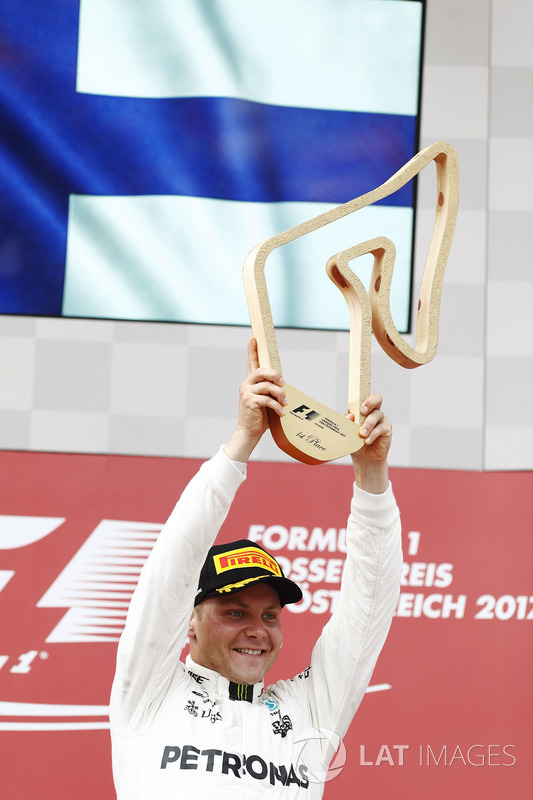Valtteri Bottas, Mercedes AMG F1, alza il trofeo del vincitore sul podio