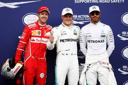 Ganador de la pole Valtteri Bottas, Mercedes AMG F1, segundo lugar Sebastian Vettel, Ferrari, tercer