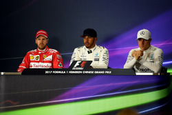 Себастьян Феттель, Ferrari, обладатель поула Льюис Хэмилтон, Mercedes AMG F1, и Валттери Боттас, Mer