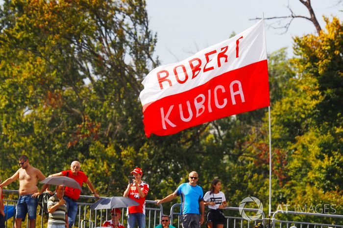 Fans y banderas para Robert Kubica